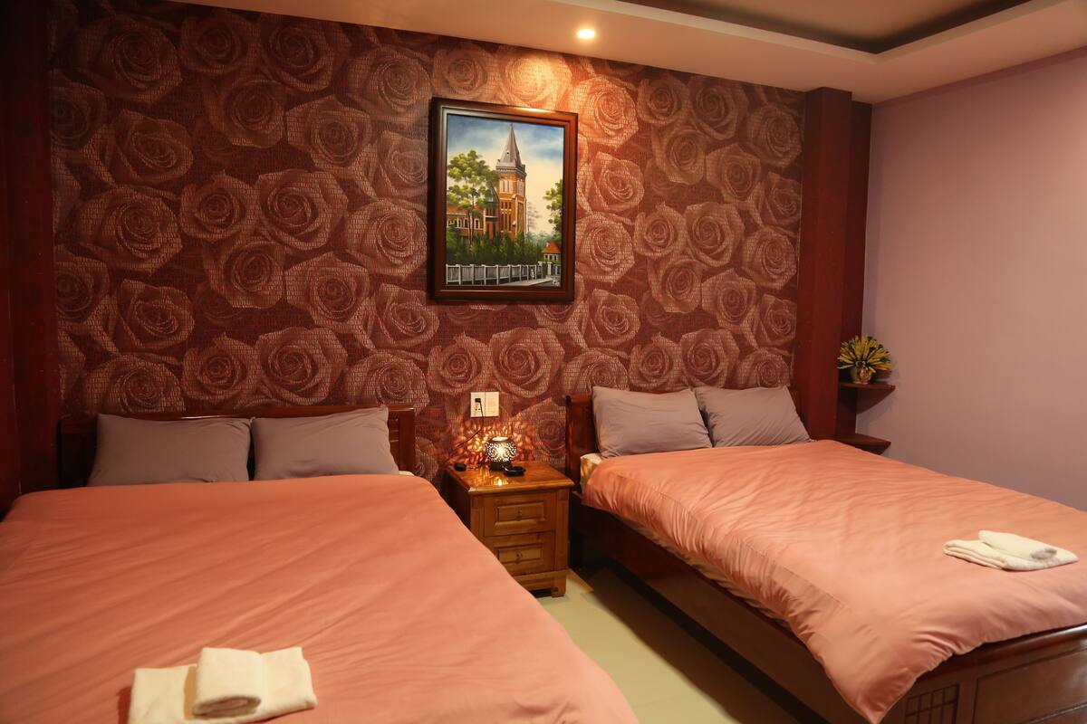 ميني بار ومكتب ومكواة/لوح كي وواي فاي مجانًا