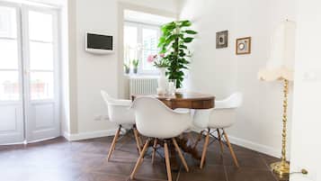 Deluxe-Apartment | Essbereich im Zimmer