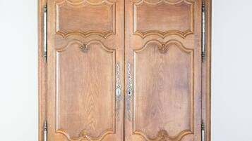 Un armadio in legno con decorazioni elaborate e una vetrina.