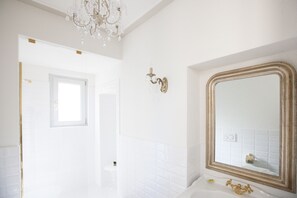 Deluxe Apartment | Bathroom | Shower, free toiletries, hair dryer, bidet