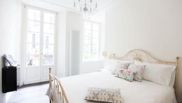 Luxury-Doppelzimmer, 1 King-Bett, Terrasse | 1 Schlafzimmer, Bettwäsche aus ägyptischer Baumwolle