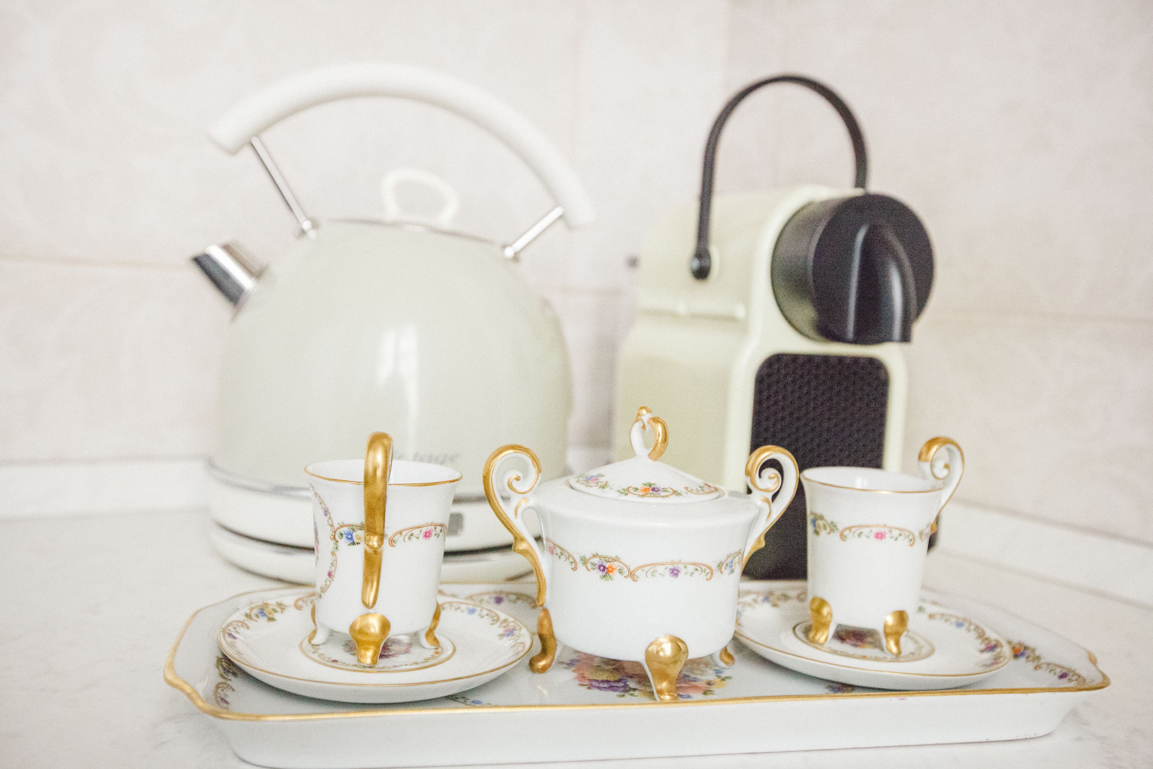 Un juego de té con tetera y tazas sobre una bandeja.