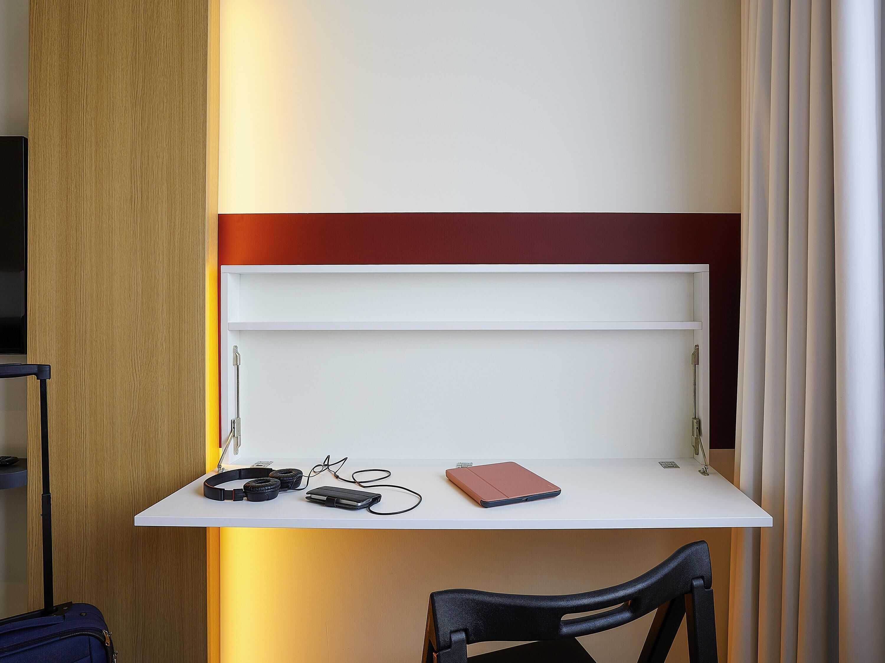 desk, free cots/infant beds, free wifi, bed sheets