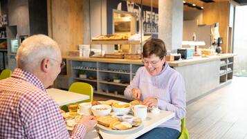 Un comedor con mostrador, sillas y una variedad de alimentos a la vista.