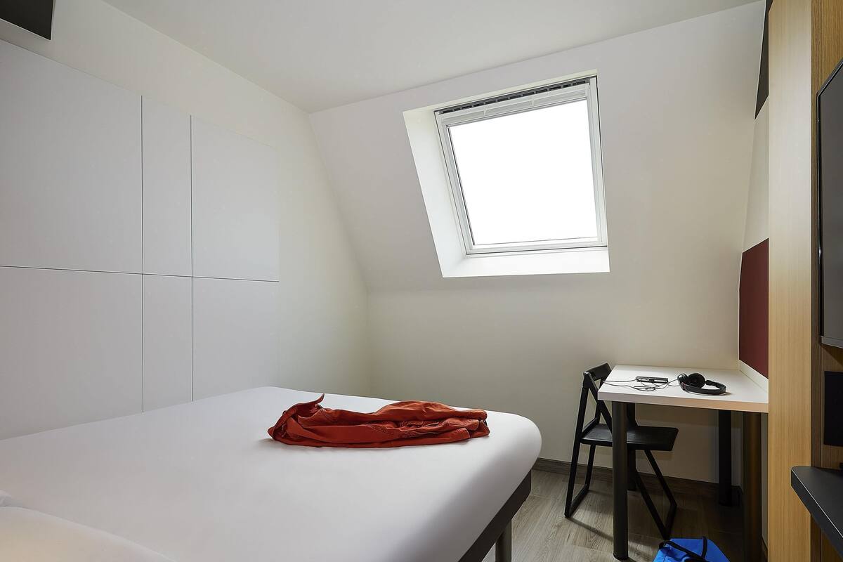 Tweepersoonskamer, 1 tweepersoonsbed | Een bureau, gratis babybedden, gratis wifi, een wekker