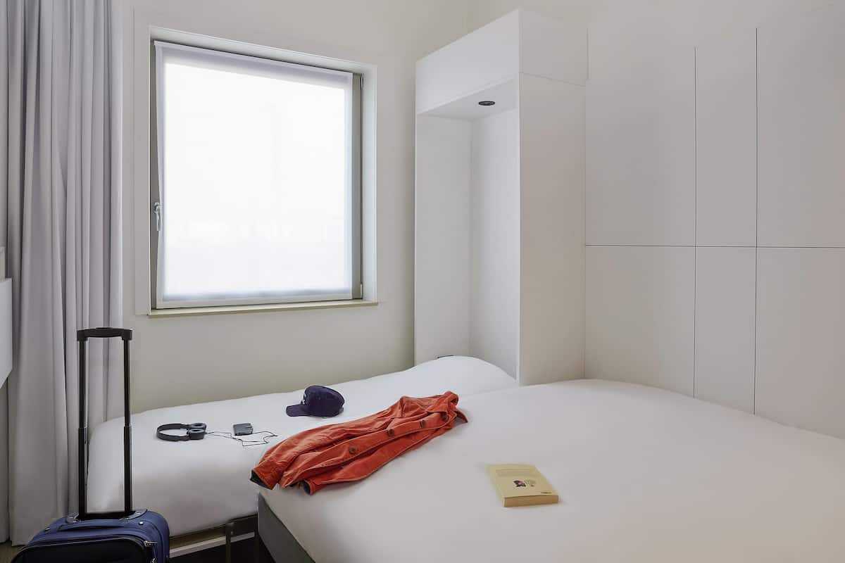 Chambre Double, plusieurs lits | Bureau, lits bébé (gratuits), Wi-Fi gratuit, draps fournis