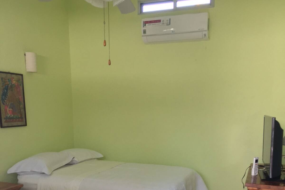 Habitación doble, 2 camas matrimoniales | Tabla de planchar con plancha y wifi gratis