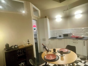 Refrigerador, microondas, horno, placa de cocina