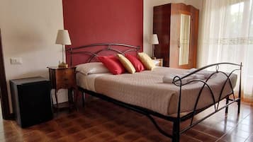 Minibar, caja de seguridad en la habitación y escritorio