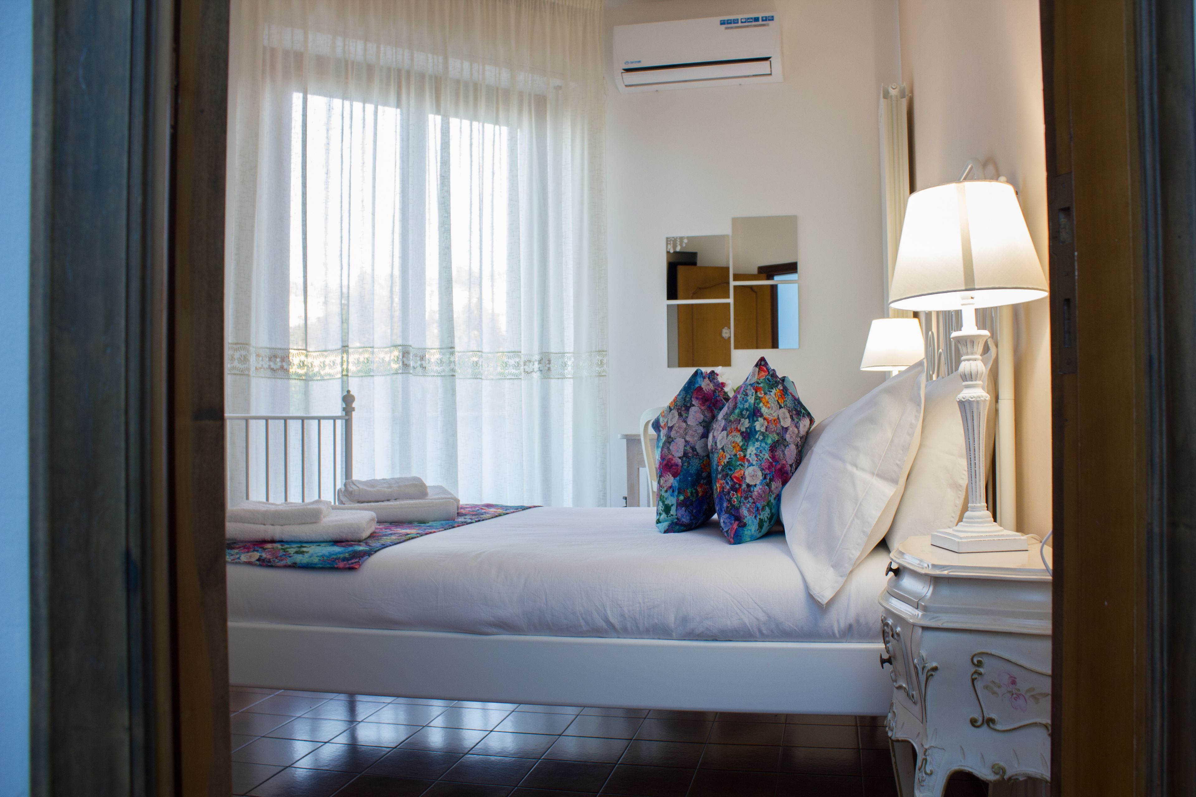 家庭房, 私人浴室 | 迷你吧、客房内保险箱、办公桌、熨斗/熨衣板