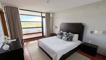 1 bedroom, desk, blackout curtains, soundproofing