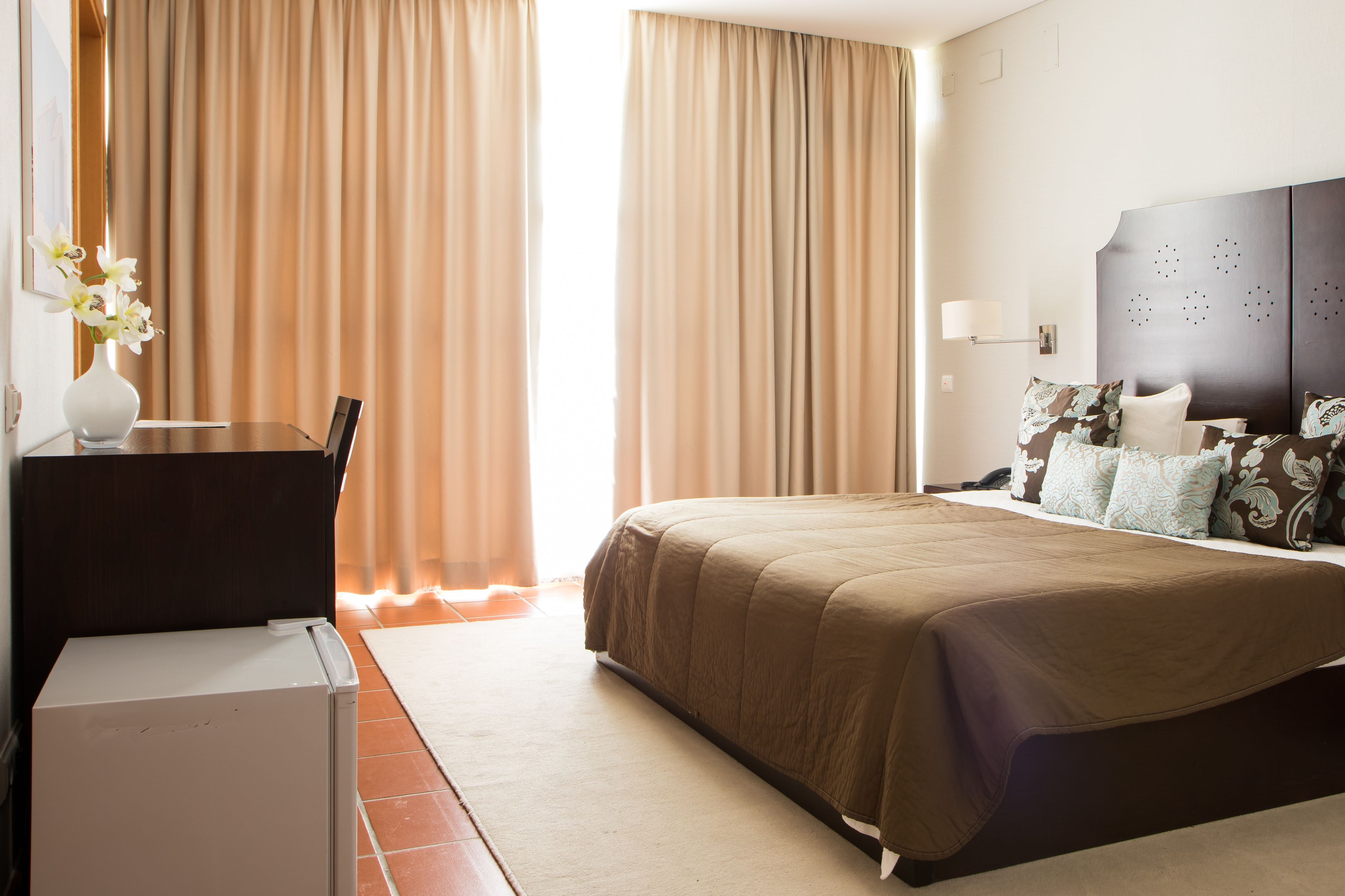 Ein Hotelzimmer mit einem Bett, einem Schreibtisch und einem Stuhl.