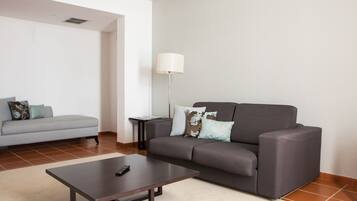 Standard Suite | Desk, blackout drapes, soundproofing, free WiFi