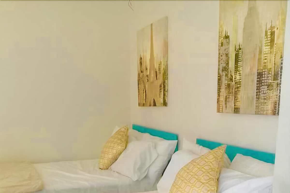 Bàn ủi/dụng cụ ủi quần áo, giường gấp/giường phụ (phụ phí)
