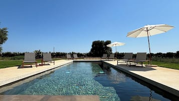 Piscina stagionale all'aperto, ombrelloni da piscina, lettini