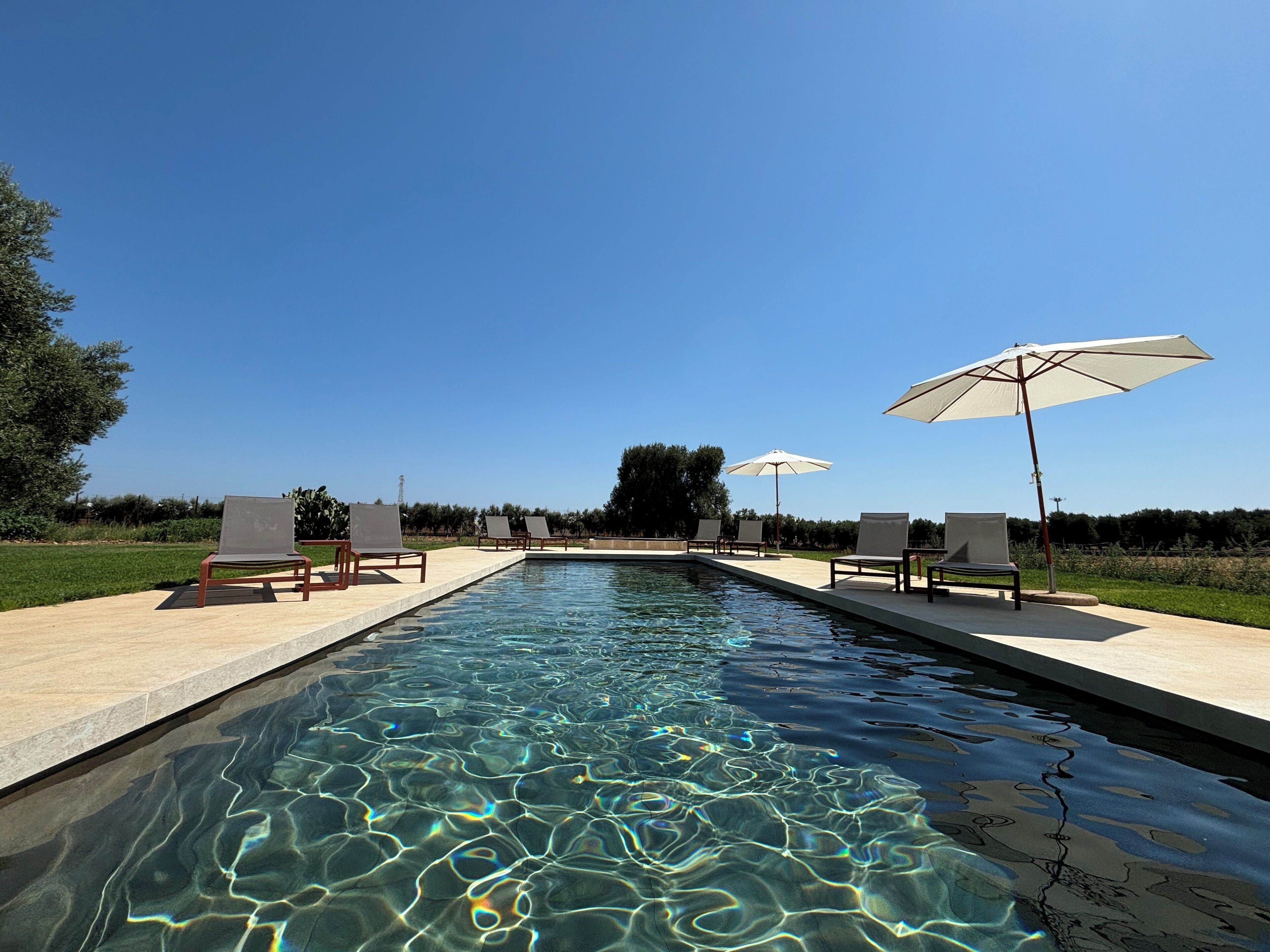 Piscine extérieure (ouverte en saison), parasols de plage