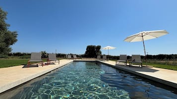 Piscine extérieure (ouverte en saison), parasols de plage