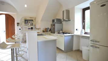 Fridge, microwave, oven, stovetop