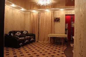 Premium-huoneisto, 2 makuuhuonetta | Olohuone | Taulutelevisio