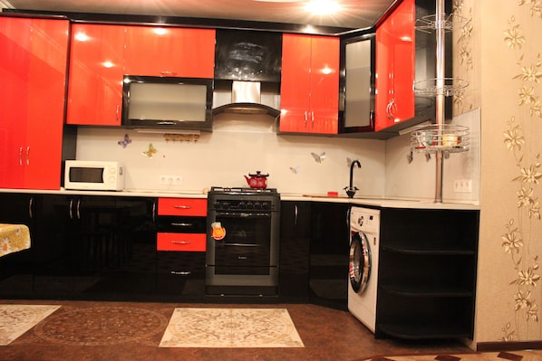 Premium-huoneisto, 2 makuuhuonetta | Yksityinen keittiö | Jääkaappi, uuni, liesi, keittoastiat/astiat/ruokailuvälineet