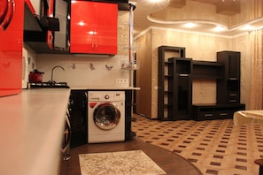 Premium-huoneisto, 2 makuuhuonetta | Yksityinen keittonurkkaus | Jääkaappi, uuni, liesi, keittoastiat/astiat/ruokailuvälineet