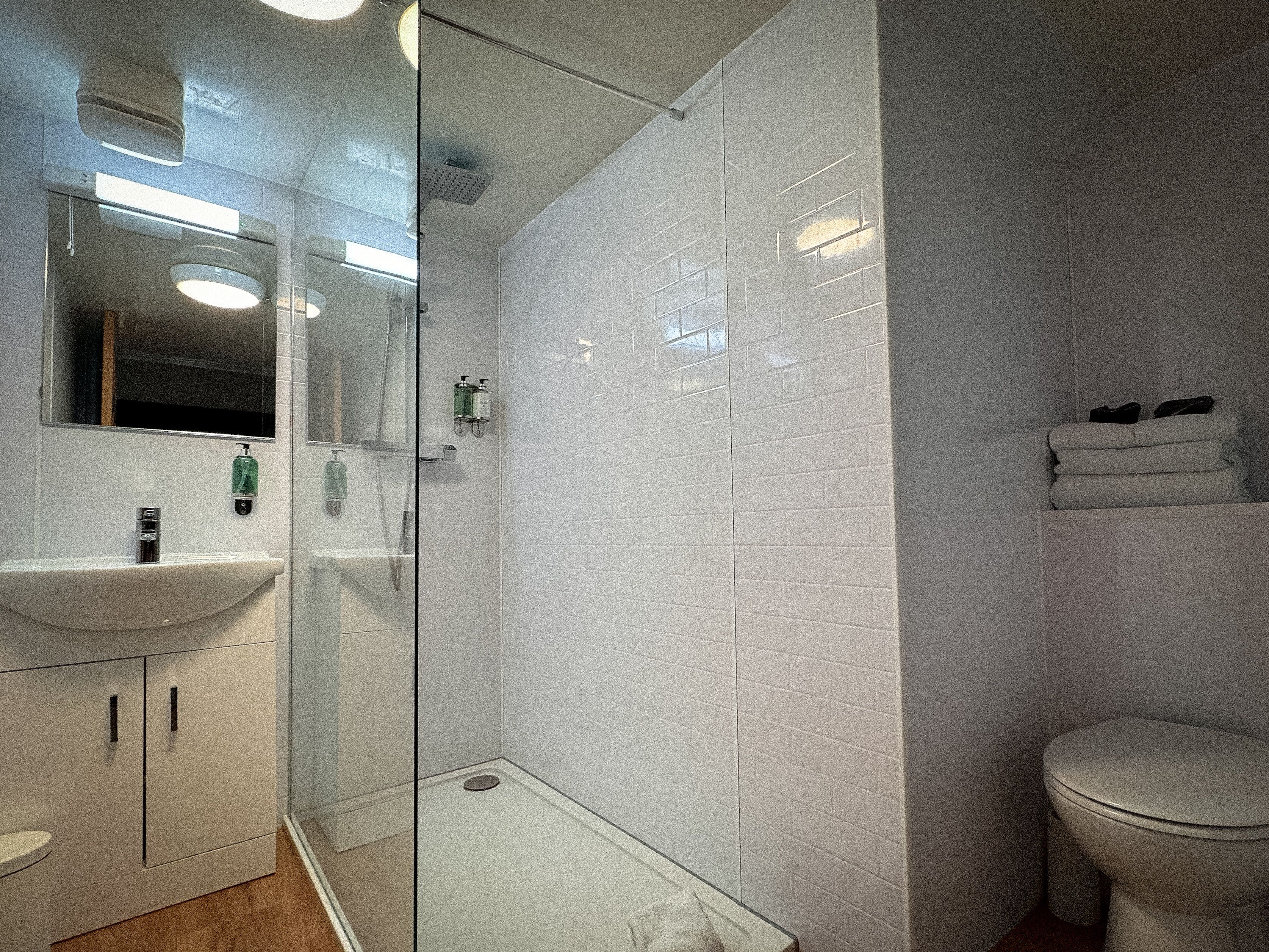 Artículos de tocador de diseñador, secador de pelo, toallas