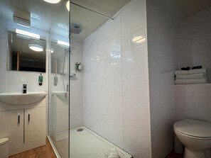 Doppia Basic | Bagno | Set di cortesia firmato, asciugacapelli, asciugamani