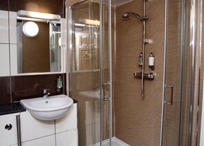 Designer toiletries, hair dryer, towels - Siberia Bar & Hotel (Aberdeen)