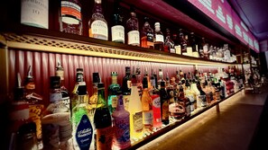 Un bar où l’on trouve une grande variété de bouteilles d’alcool.