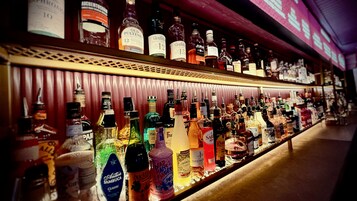 Un bar con una variedad de botellas de licor.