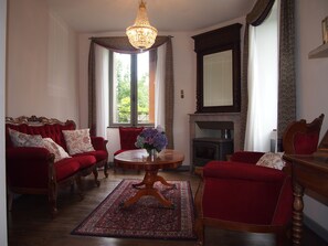 Fernseher, Kamin, Bücher