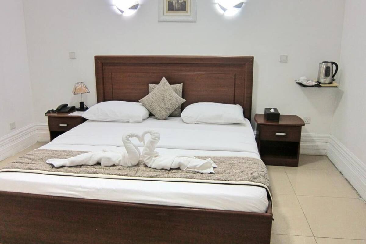 Ropa de cama de alta calidad y caja de seguridad en la habitación