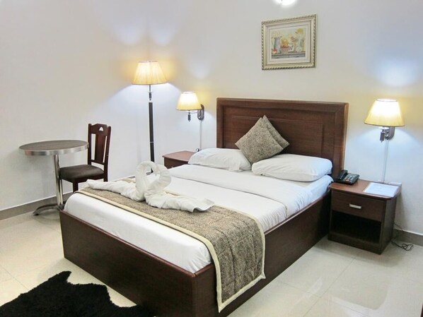 Habitación Deluxe, 1 cama King size | Ropa de cama de alta calidad y caja de seguridad en la habitación