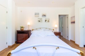 5 bedrooms, in-room safe, iron/ironing board, free WiFi - Cascade House,  Luxury Vila in Carvoeiro (Carvoeiro)