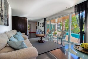 Smart TV, fireplace, DVD player, stereo