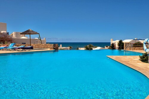 Luxus-Strandvilla mit Pool und Meerblick. Hafen und Strand in der Nähe.