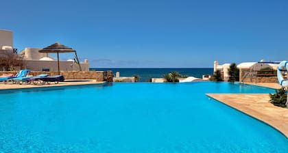 Luxus-Strandvilla mit Pool und Meerblick. Hafen und Strand in der Nähe.