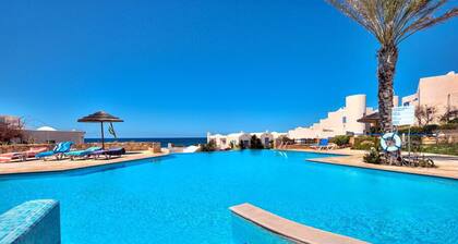 Villa de lujo en la playa con piscina y vistas al mar. Puerto y playa cerca.