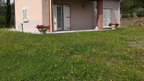 A small house with a tiled roof, a brick chimney, and a door with shutters. - Villetta dei lecci - Charming detached cottage (Monteverdi Marittimo)