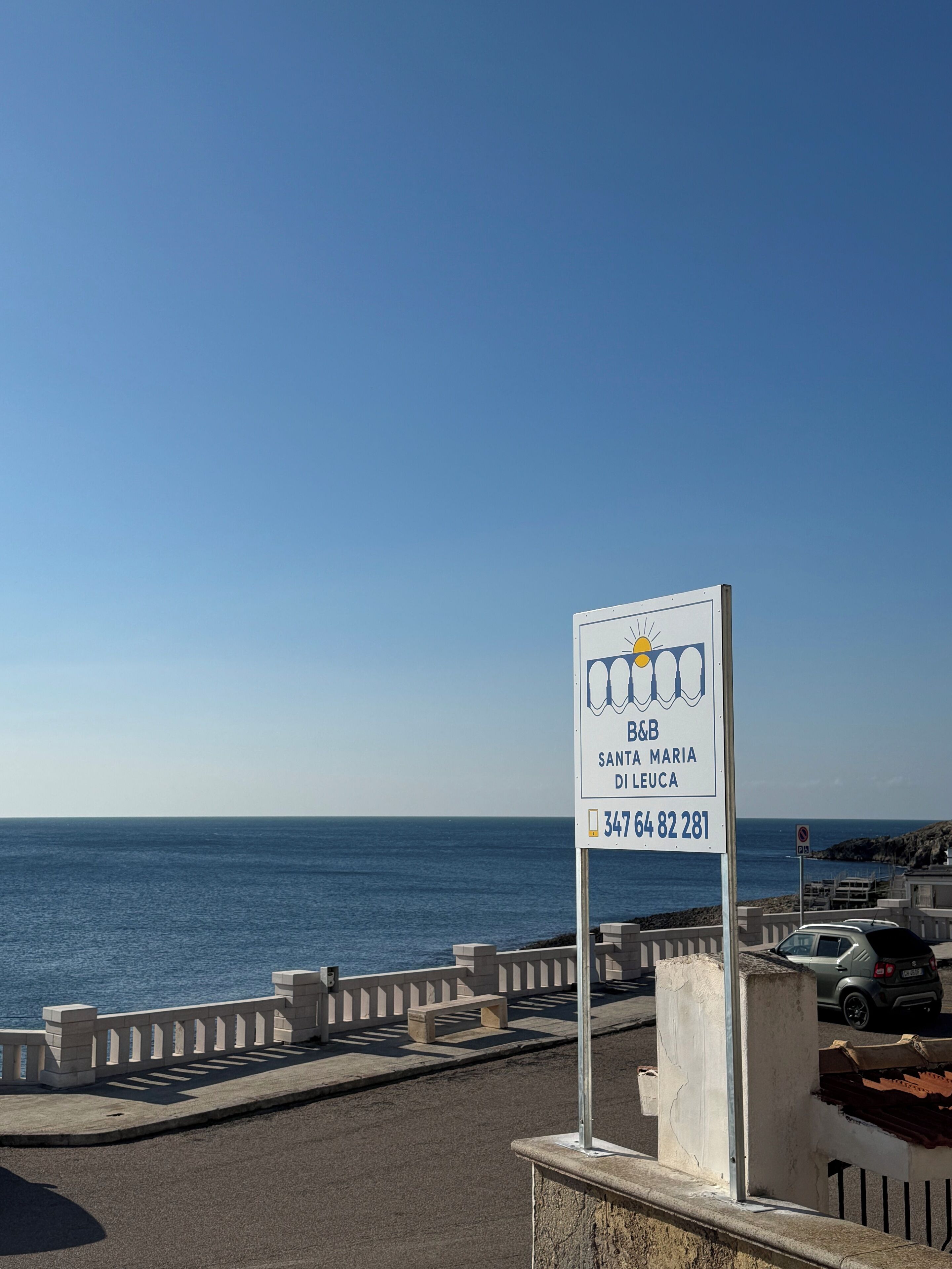 Schild für B&B Sant'Anna Maria di Leuca mit der Kontaktnummer 347 64 82 281.