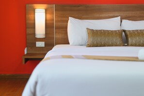 Premier kamer | Een kluis op de kamer, een bureau, een laptopwerkplek, gratis wifi