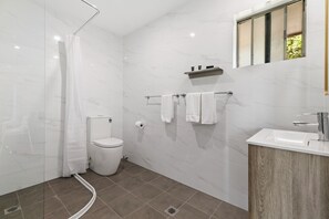Chambre Standard, Plusieurs lits | Salle de bain | Douche, articles de toilette (gratuits), séchoir à cheveux
