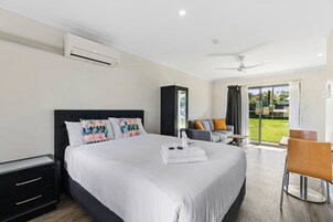 Quarto casal, 1 cama Queen | Roupas de cama premium, escrivaninha, ferros/tábuas de passar roupa