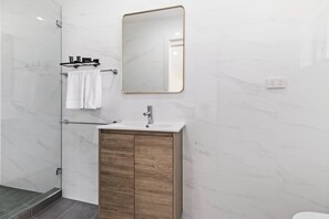 Ducha, artículos de tocador gratuitos, secador de pelo, toallas