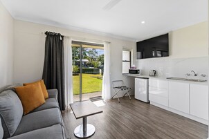 Quarto casal, 1 cama Queen | Área de estar | TV de tela plana