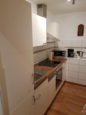 Kühlschrank, Mikrowelle, Ofen, Herdplatte