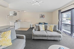 1 Bedroom Apartment with Spa | 1 bedroom, pillow-top beds, desk, laptop workspace - ASURE Rotorua International Motor Inn (Rotorua)