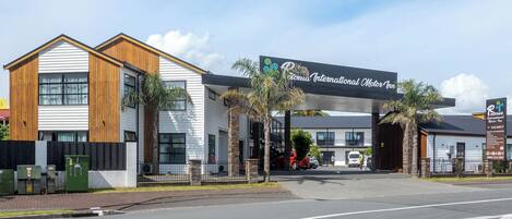 A modern building with a sign for 'Pocahontas International Motor Inn'.