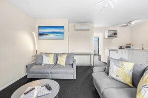 2 Bedroom Apartment with Spa  | Private kitchenette | Fridge, microwave, stovetop, electric kettle - ASURE Rotorua International Motor Inn (Rotorua)