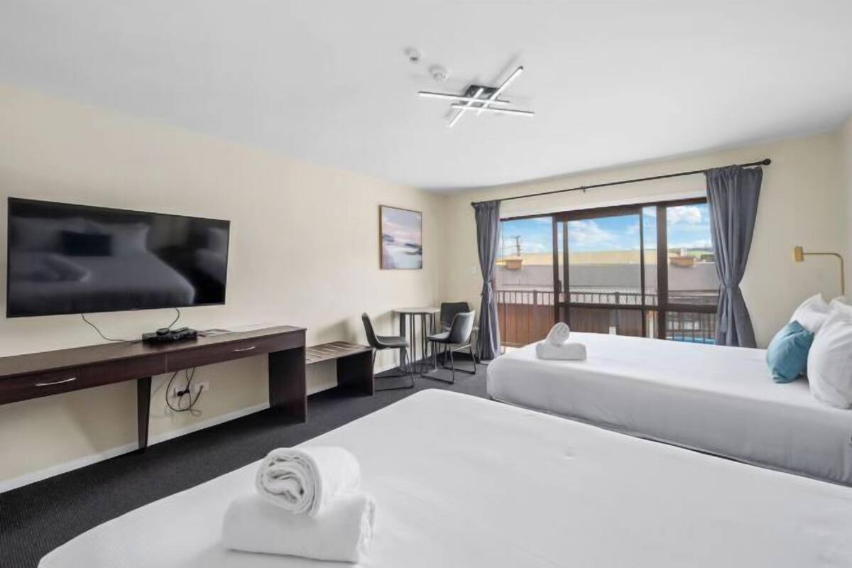 1 bedroom, pillowtop beds, desk, laptop workspace